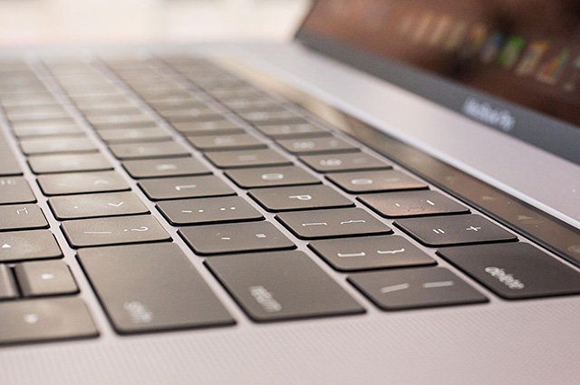 how-to-clean-keyboard-of-macbook