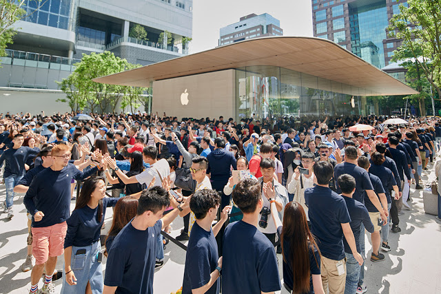 Apple Xinyi A13 opens in Taipei