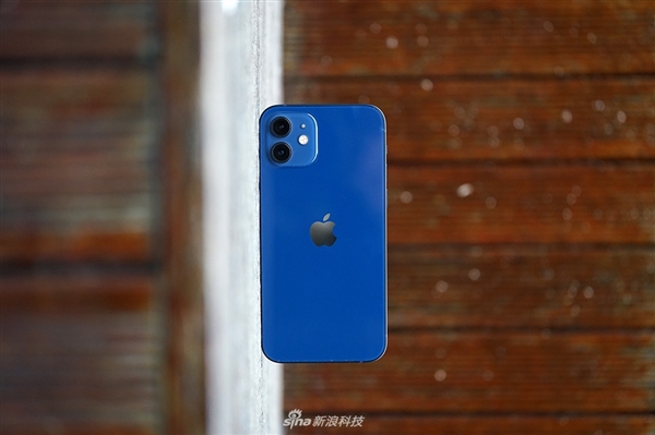 眼前的藍不是藍！iPhone 12 的藍是什麼藍？ | Apple News, iPhone 12, iPhone 12 mini, 塑膠藍 | iPhone News 愛瘋了