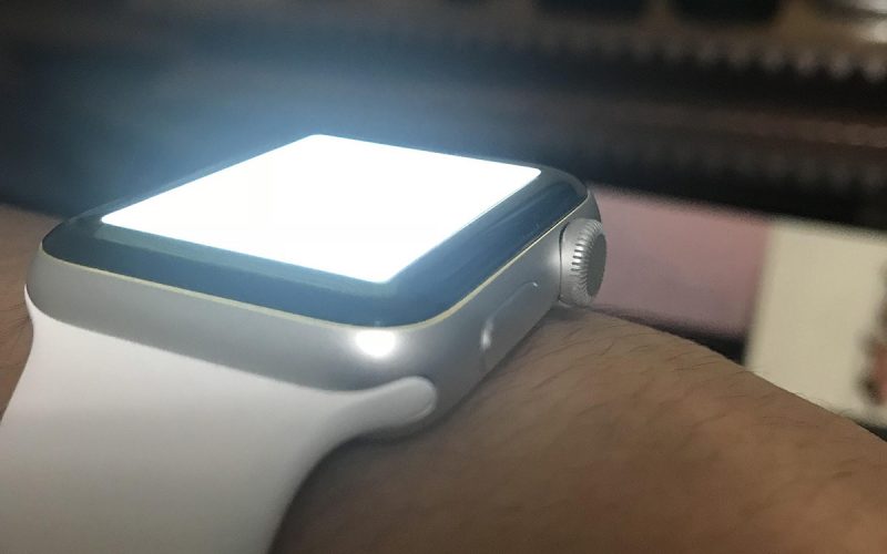你知道 Apple Watch 也能當手電筒照明？