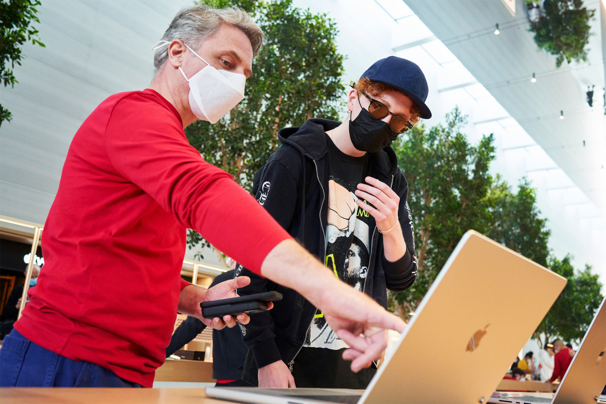 Apple The Grove 於洛杉磯開幕！《泰德拉索》演員到場同歡 | Apple Store, Apple The Grove, 蘋果商店, 蘋果零售店 | iPhone News 愛瘋了