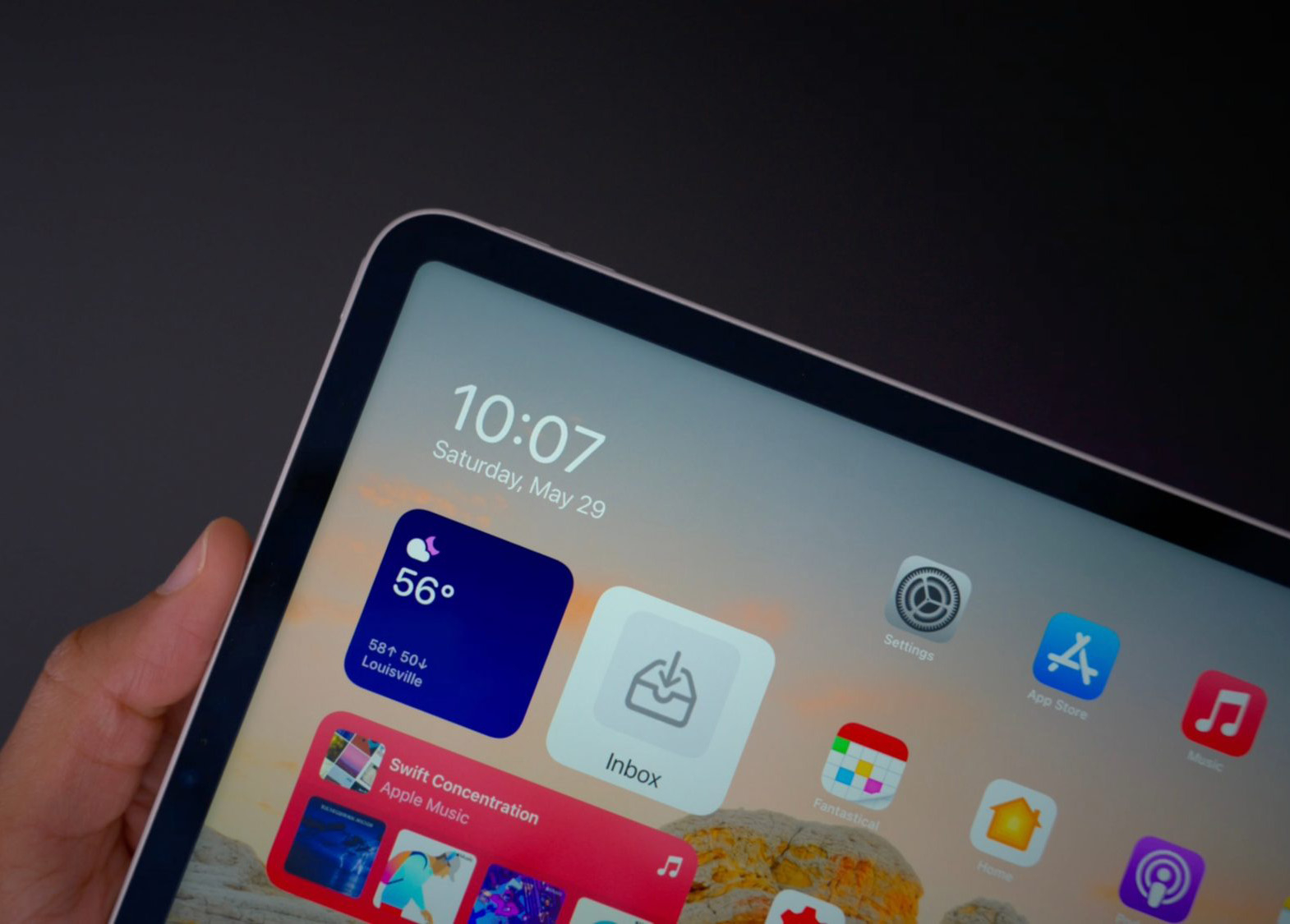 2022 iPad Pro 可能採用大玻璃蘋果標誌，支援無線充電
