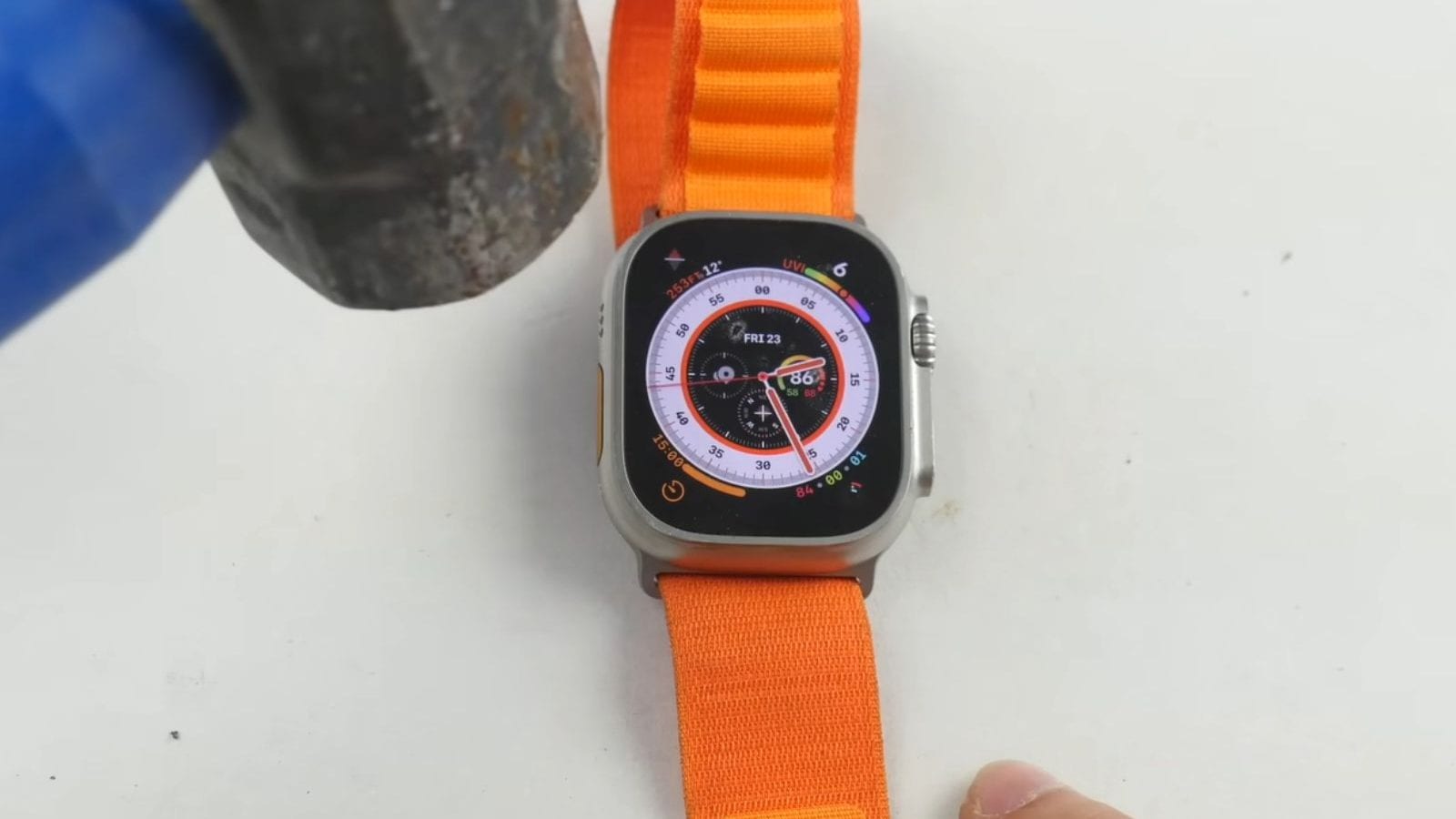 Apple Watch Ultra 鐵鎚敲擊測試！結果桌子先裂了