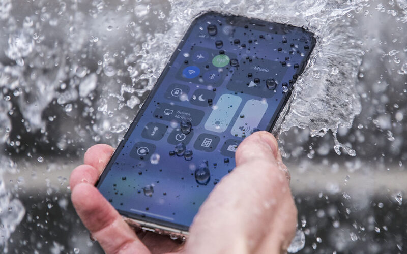 iPhone 11 在 7 米深的湖中存活了一禮拜