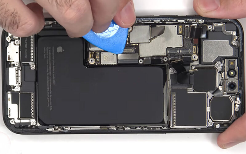 iPhone 15 Pro 拆解影片：深入了解內部結構、電池容量