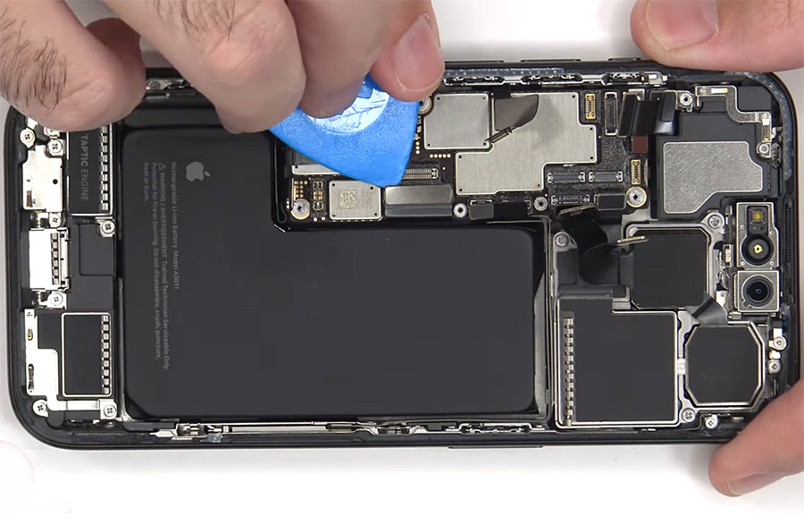 iPhone 15 Pro 拆解影片：深入了解內部結構、電池容量
