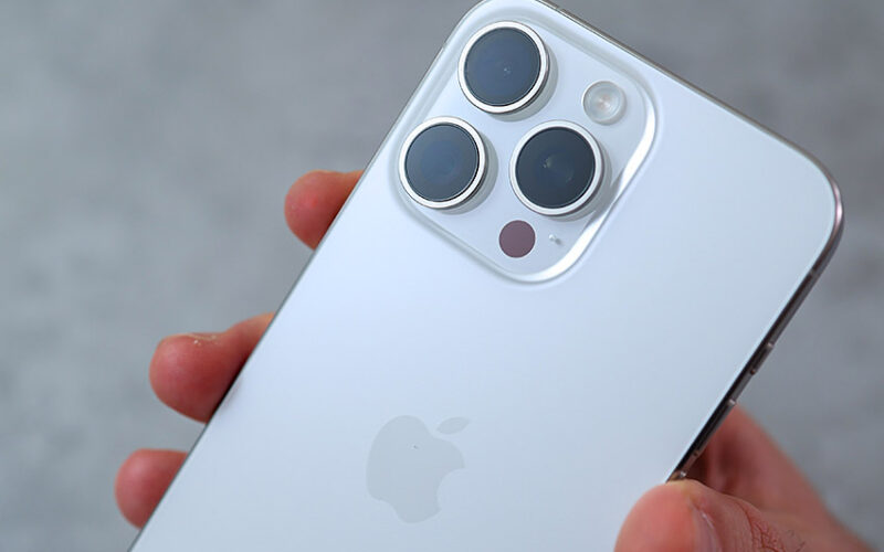 iPhone 15 Pro Max突破：玻璃塑膠混合鏡片打開競爭局面