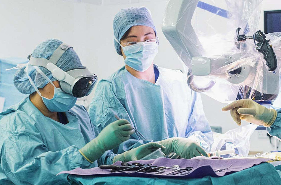 未來醫療趨勢！醫院成功運用蘋果 Vision Pro 進行脊椎手術 vision pro spinal surgery successful