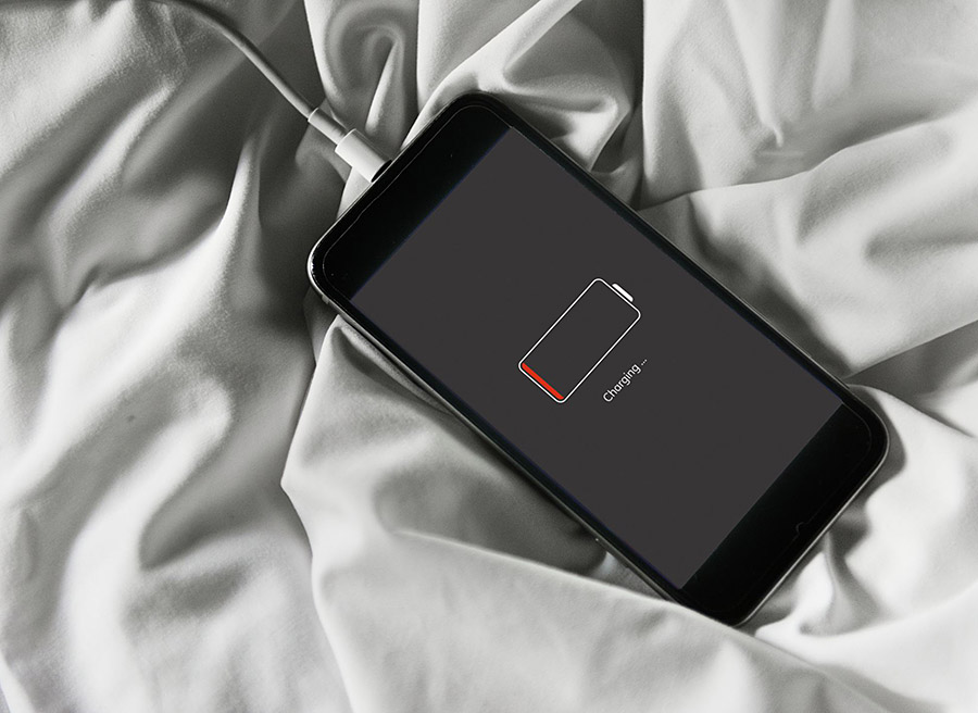 蘋果：勿將iPhone壓在枕頭或毯子下充電！別犯這個錯誤 iphone charging safety warning