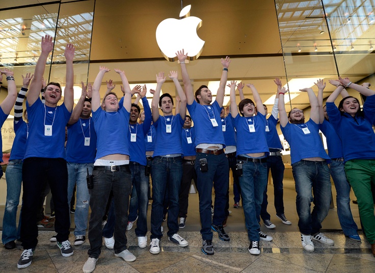 apple ai talent bonus iphone designers apple ai talent bonus iphone designers